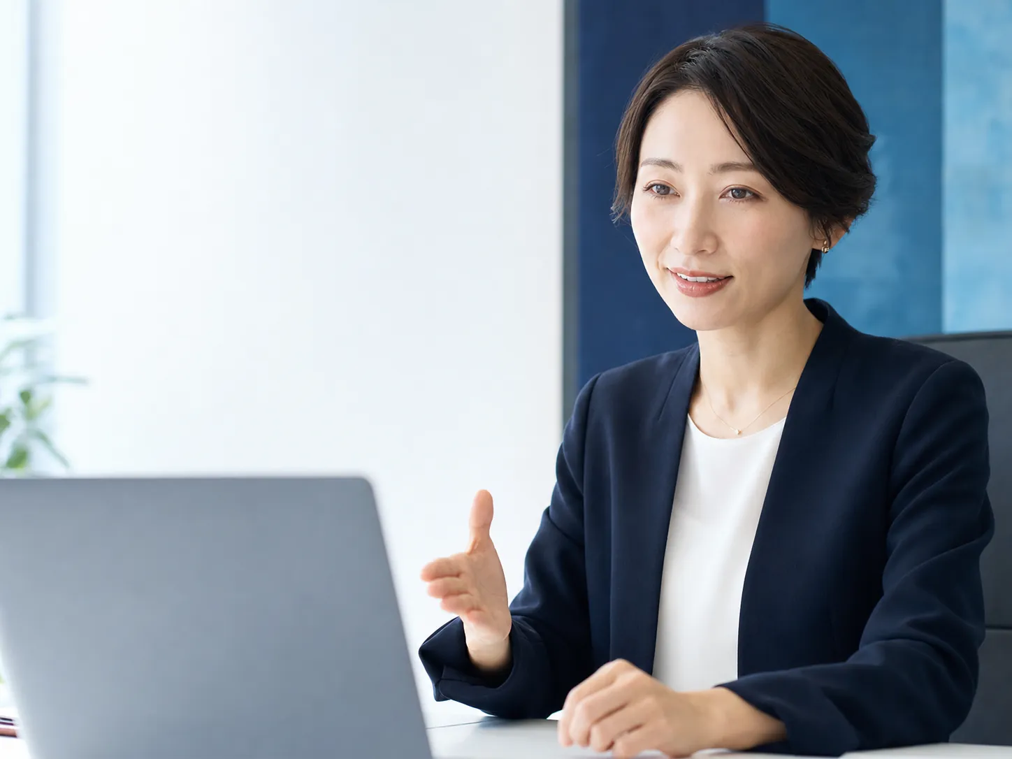 秘密保持に配慮したオンライン相談に対応するM&Aアドバイザー