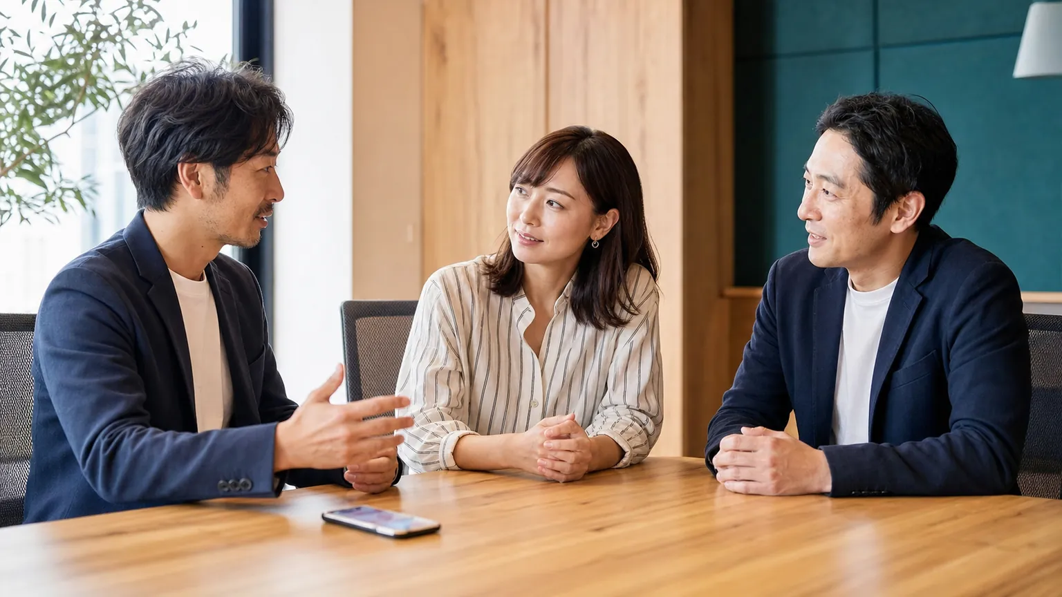 デジタルサービスの事業譲渡を話し合う経営チーム