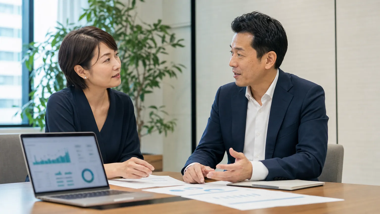 SaaS事業のKPIを確認する経営者とM&Aアドバイザー